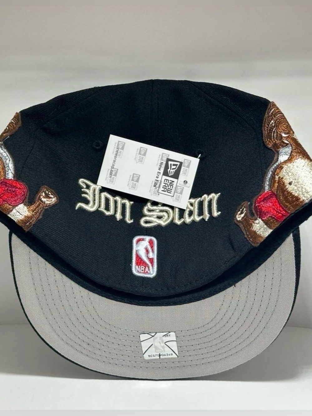 Jon Stan x Chicago Bulls New Era 59FIFTY Custom Cherub Hat Black 7 1/2 NWT - Picture 4 of 8